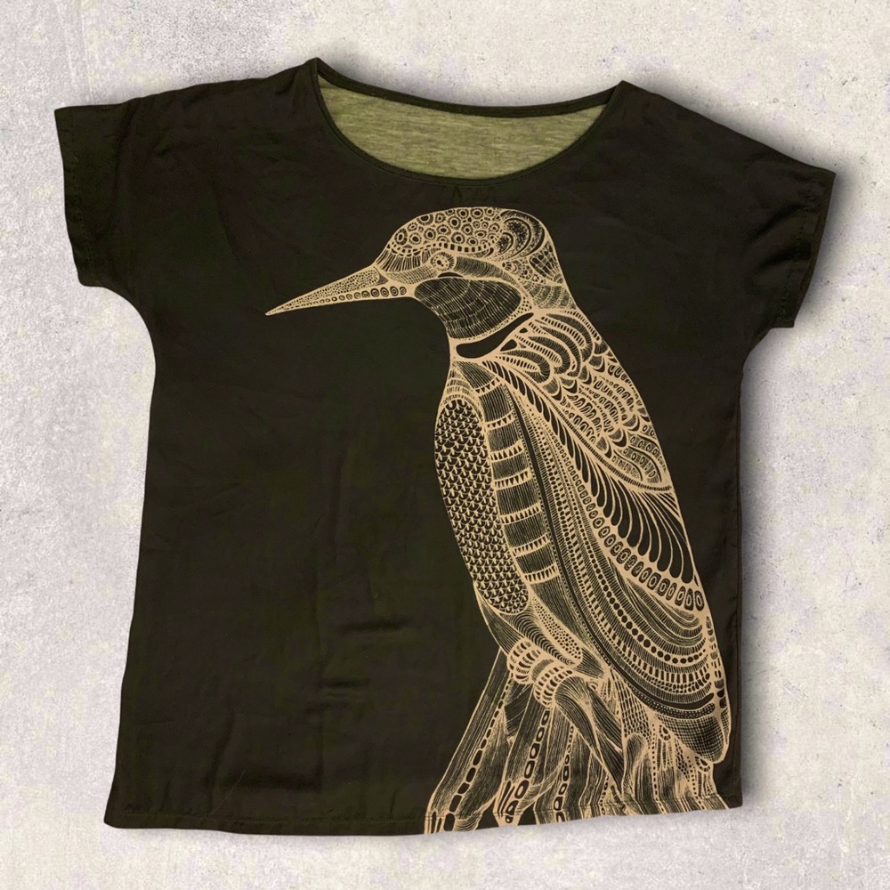 🚨 Bird shirt alert! 🚨 Unique dark green short sleeved blouse with bird art